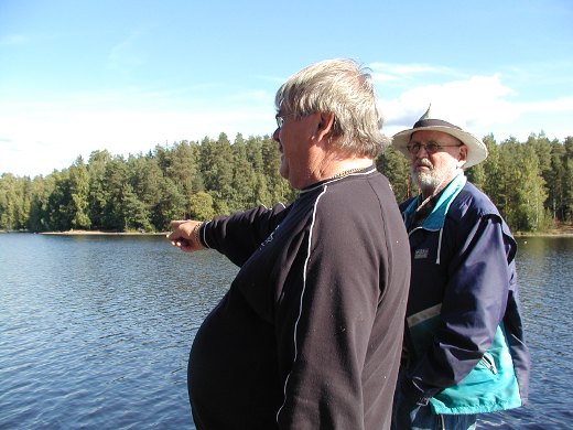 Siltahankkeen puuhamiehet Jaakko Uuttu (vas.) ja Jaakko Ahola antoivat tielle nimen. Lemin Kirjavan kuvassa kesältä 2013 he esittelevät tulevan sillan paikkaa.