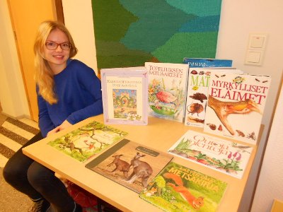 Lukiolainen Sara Näkki tuuraa äitiään, joka on tuonut mahtavan määrän lasten kirjoja tarvitsevill