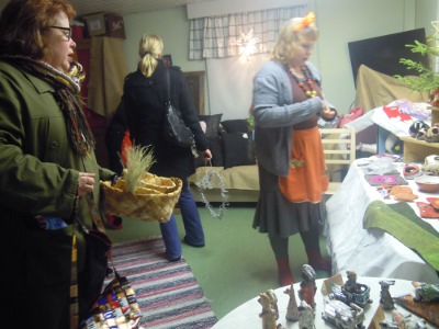 Sari (vas.) ja Paula Kouki myivät keramiikkaansa. He kertoivat, että sunnuntaina Savitaipaleen käsityöläisten joulunavauksessa on tuotteita yhdeksältä pajalta.
