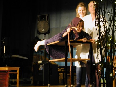 Tyttöjen näytelmäryhmä esitti vauhdikkaan näytelmän Perintöä odottaessa.