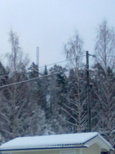 Siellä se seisoo puiden keskellä, kylän uusin kännykkämasto.