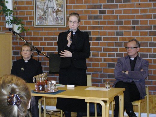 Lea Karhinen (vas.), Pirkko Hänninen ja Hannu Haikonen vastasivat seurakuntalaisten kysymyksiin.