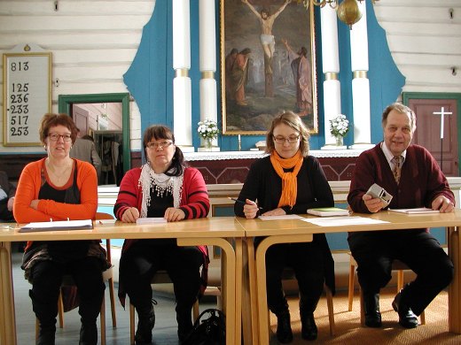 Anneli Lattu (vas.), Ritva Laurikainen. Kirsi Rasila ja Matti Huttunen istuvat kirkossa vaalia toimittamassa.