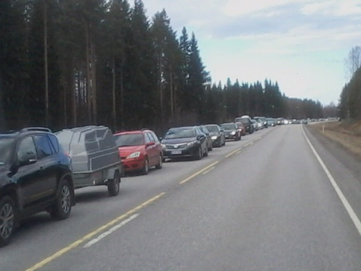 Nelostiellä Äänekosken ja Viitasaaren välillä oli viiden kilometrin mittainen seisova autojono.