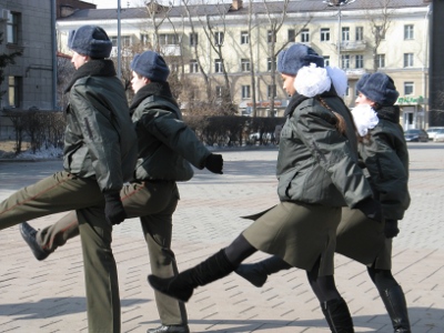 Naissotilaat marssivat ryhdikkäästi Irkutskissa.