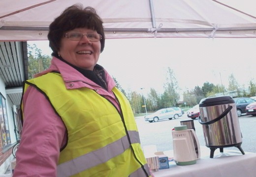 Riitta Huttunen tarjosi kahvia keskustan vaaliteltalla kirkonkylän liikekeskuksessa.
