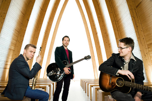 Avara-yhtyeessä Teemu Viinikainen (oik.) soittaa yhdessä Jukka Perkon (vas.) ja Saaaren kanssa.