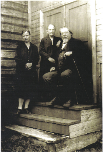 Elias Muukka perheen parissa Hovinmäen huvilalla.