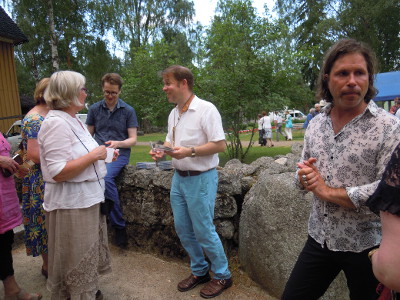 Avara-yhtye - Teemu Viitikainen (vas.), Jukka Perko ja Saari tapasivat yleisöään lauantai-illan konsertin jälkeen kirkon rappusilla.