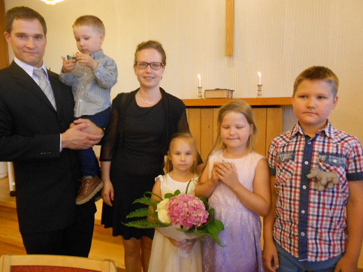  isä Risto Juntunen sylissään perheen nuorimmainen Karlo, uusi kanttori Aino edessään kukkakimppua pitelevä Iida ja sitten jo kouluikäiset Fanni Ja esikoinen Eemil.