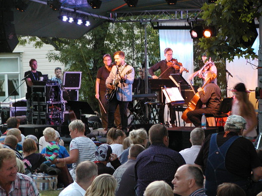 Samae Koskinen ja jousikvartetti viihdyttivät yleisöä illan hämärtyessä.