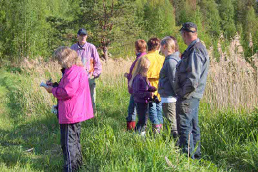 Nuorajärven ystävät ry. ja Savitaipaleen seudun luonnonsuojeluyhdistys kohtasivat kosteikolla toissa kesänä.