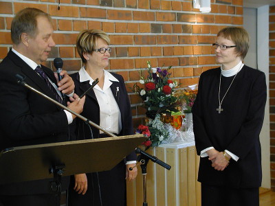 Kirkkovaltuuston puheenjohtaja Matti Huttuselta ja talouspäällikkö Elvi Sinkolta Lea Karhinen sai kirkon avaimen. Se on samalla avain lemiläisten sydämiin. Huttunen totesi.
