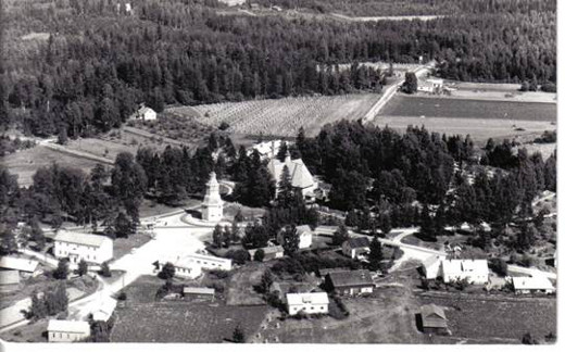 Lemin kirkonmäki ilmakuvassa 1959. Kuva Taikalyhty.