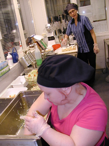 Sohvi Pöllänen teki juhlapäivän salaatin. Kirsti Laulaja (takana) valmisti vadelmatorttua, jota saatiin jälkiruuaksi.