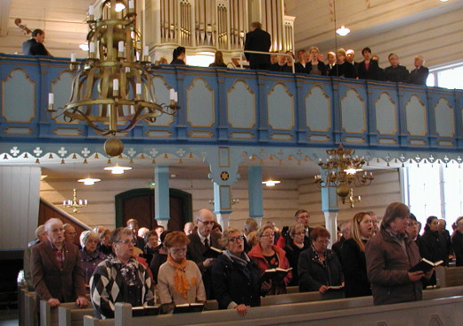 Seurakuntaisia Lemin kirkossa syyskuussa kirkkoherran virkaanasettajaisissa.