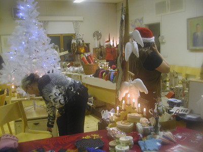 Vilskettä Lemin kirkonmäellä lisäsisivät käsityöläisten joulumyyjäiset. Sunnuntai oli myyjäisten viimeinen päivä.