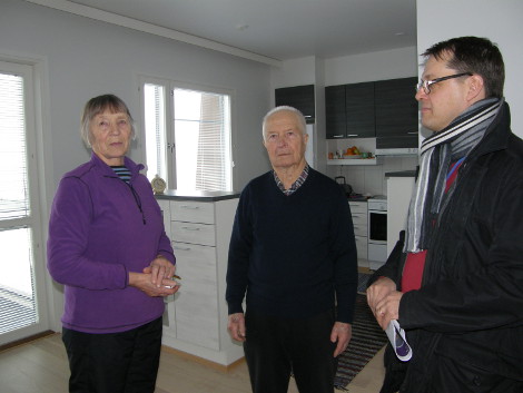Petteri Munnukka (oik.) poikkesi Sanna ja Unto Hakulin luona kysymässä, kuinka elämä uudessa kodissa on lähtenyt käyntiin.