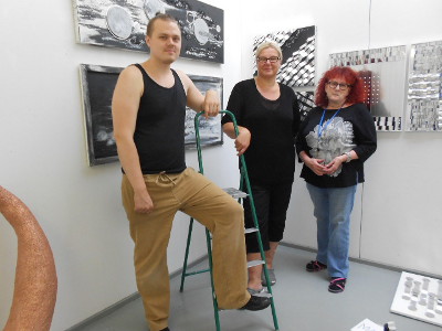 Ripustuspäivänä paikalla olleet taiteilijat vasemmalta Jasu Rouhiainen, Maarit Vepsä (taustalla hänen taulunsa) ja Pirjo Martikainen.