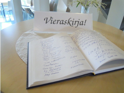 Vieraskirjaan on kertynyt nimiä eri puolilta Suomea ja itärajan takaakin.