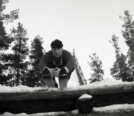 Heikki Hovi Vuolteen hyppyrin nokalla vuonna 1958.