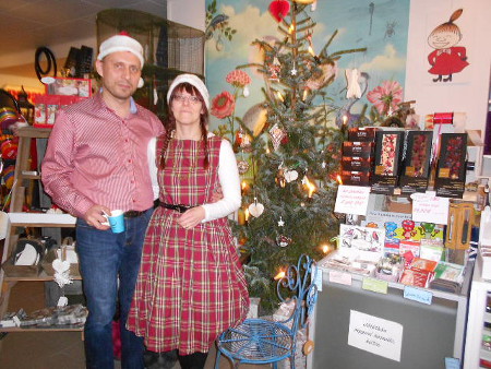  Joulukuusen eteen kuvattaviksi asettuivat liikkeen omistajat Marko ja Mari Haikola. 