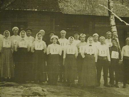 Miina Huttunen on mukana tässä vuonna 1914 otetussa kuvassa.