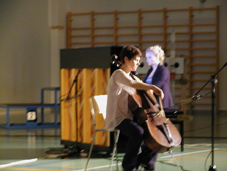 Sanna-Kaisa Ruoppa (sello) ja Inari Kytömäki juhlistivat juhlaa soitollaan.