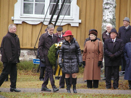 Juhla alkoi messulla kirkossa ja sen jälkeen seppeleen laskulla sankarihaudoille. Seppeleen laskivat Matti Karhu, Jukka Kärmeniemi ja Leena Halme.
