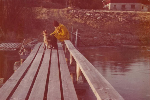 Tässä eukkomamma istuu laiturilla Joutsan Lankiansalmen rannassa uudenvuodenpäivänä 1973.