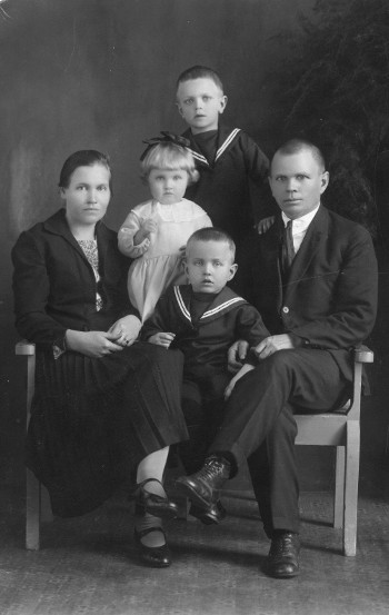 Heikki-eno, Elsa-täti, Eero, Eeva ja Eino  v. 1927. Kuva otettu ehkä Käkisalmessa. Poikia syntyi vielä kaksi (ikätoverini Reino ja nuorin Pertti).