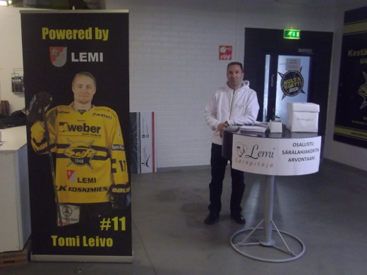 Kunnanjohtaja Jussi Stoor seisoi kunnan ständin takana ja Lemin nimikkopelaajan Tomi Leivon pahvihahmo sen edessä.