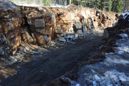 Uusi tie rantaan on leikattu kallioon, mistä on saatu rakennusaineita penkereen rakentamiseen.