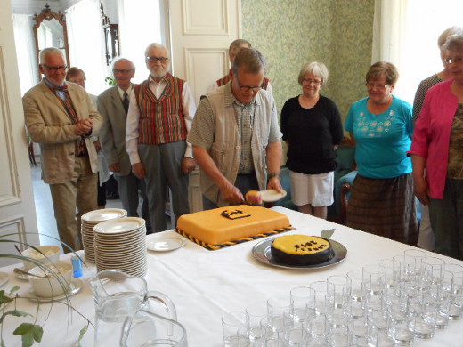 Kunnanjohtaja Tapio Iso-Mustajärvi sai kunnian ottaa kakusta ensimmäisen palan.