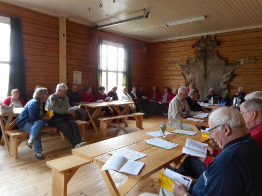Hyrkkälän väki kokoontui entiselle koululle laulamaan kesäisiä lauluja.