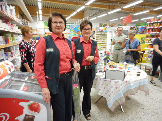  Kahvituspaikalla onnitteluja vastaanottavat  hymyilevät Marja Inkilä ja Heli Kelaranta, jotka ryhtyivät kauppiaiksi parikymmentä vuotta sitten vanhempiensa Eila ja Eero Junnin jäädessä eläkkeelle.