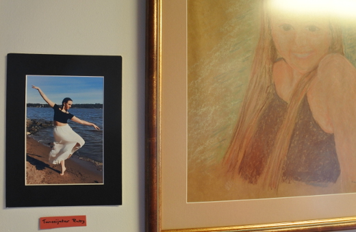 Yksi taiteilijoista on hänen sisarensa Maija Fabritius, joma sekä valokuvaa että maalaa. Näissä kuvissa mallina Fabritiuksen tyttärentytär Ruby.
