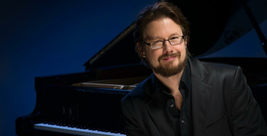 Lemiläisille hyvin tuttu pianisti Jukka Nykänen esiintyy avajaiskonsertissa.