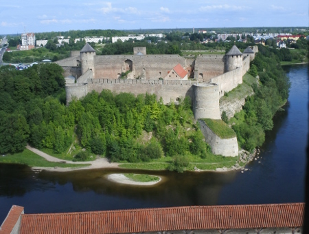 Narvan linnan tornista avautuu näkymä itäiseen naapuriin.