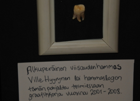 Antti Hyyrysen veli Ville kehitti yhtyeen hammaslogon tästä viisaudenhampaasta. Onko se Villen vai Antin, sitä Antti ei muista.
