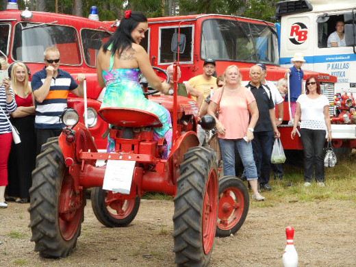 Kemuihin kuitenkin ehdittiin ja nähtiin muun muassa Maria Tyyster traktorin pukilla.