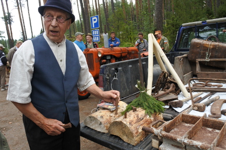 Vilho Kärmeniemi esitteli työkaluja, joilla syntyy vaikkapa navetan kivijalka.
