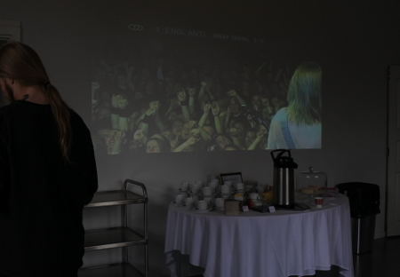Näyttelyssä Stam1na näkyy ja kuuluu kahvion puolella esittävillä videoilla.
