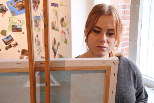 Amanda Aalto tuli torstaina pappilaan maalaustelineen kanssa. Hän maalaa näyttely-yleisön silmien alla myös tänään perjantaina.