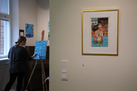 Amanda Aallon työt ovat esillä eteisessä ja kulmahuoneessa. Taiteilija asetti maalaustelineensä salin ikkunan eteen.