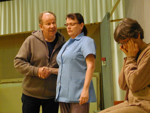 Näytelmä kertoo vanhainkodin arjesta. Näyttämöllä nähdään muiden muassa Markku Peutere, ... ja Leena Uski.