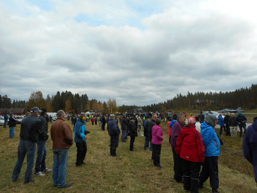 Väki kerääntyi katsomaan Suomen ja Ruotsin ilmavoimien lentoharjoitusta Heinolaan.