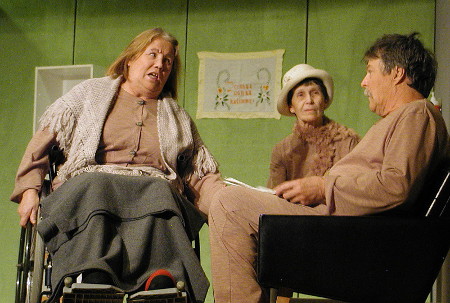 Liisa Haiko (Laimi, vas.), Leena Uski (Hilja-Auroora) ja Pentti Kauppi (Valtti).
