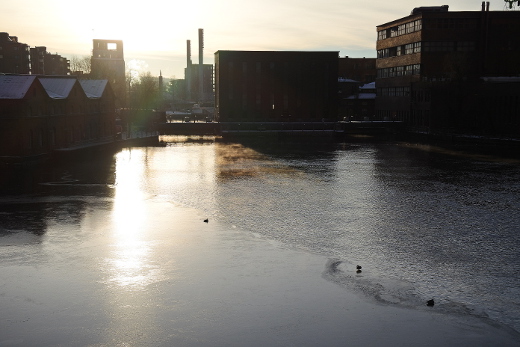 Lahnajärvi on jo jään peitossa, mutta Tammerkoski se virtaa vain. Tai ainakin sunnuntaina virtasi.
