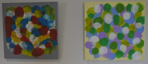 Tiina Pöhler leikittelee maalauksissaan väreillä.
